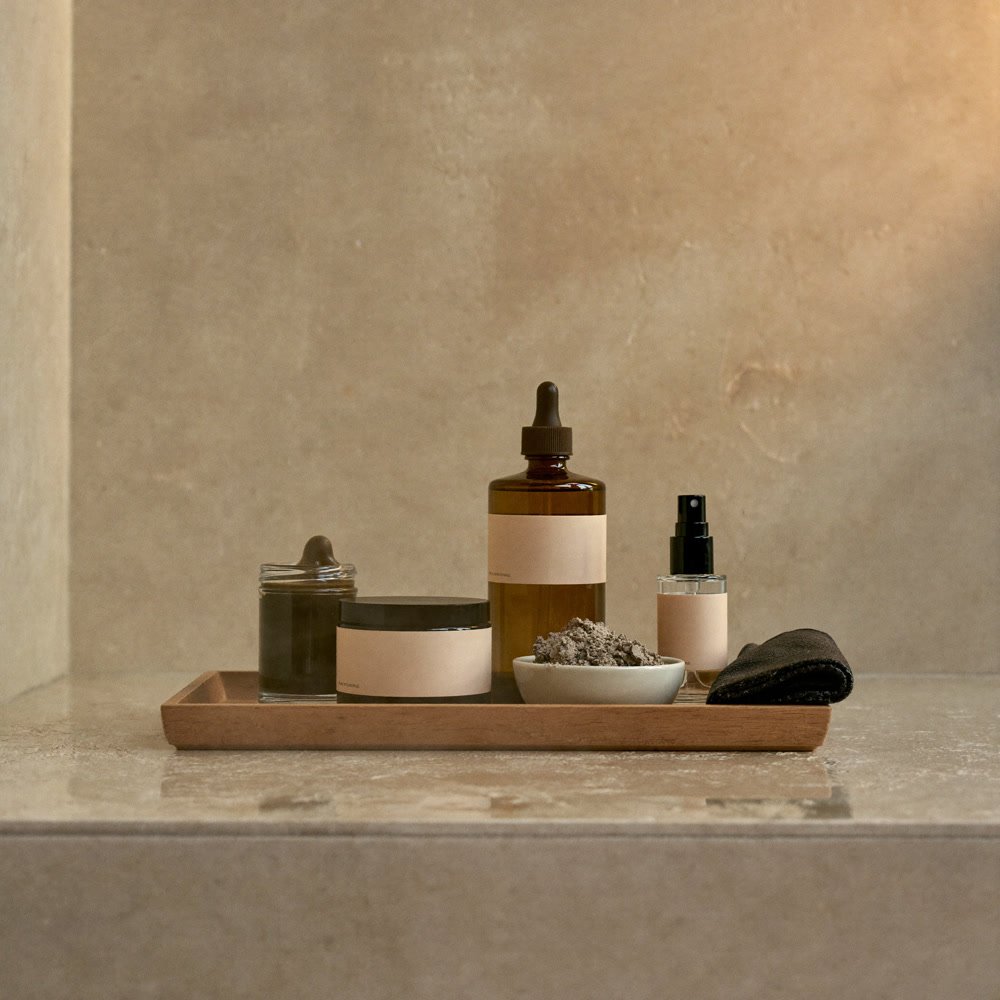 Coffret Rituel Velora : huile d'argan, ghassoul, savon noir, eau de rose et gant kessa réunis sur un plateau en bois